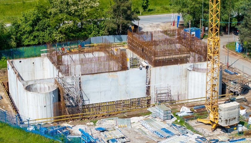 Widok na przebudowywaną oczyszczalnię ścieków Janówek na Praczach Odrzańskich (maj/czerwiec 2025)
