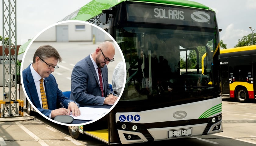Na dużym zdjęciu Solaris Urbino 12 Elektric. Na małym Waldemar Wlazło z Solaris Bus & Coach i Witold Woźny z MPK podpisują umowę na zakup siedmiu takich pojazdów 