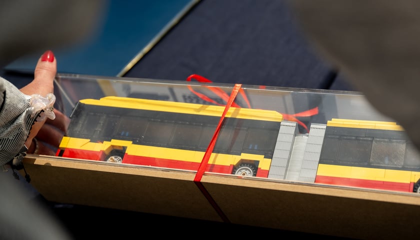 <p>Klockowy model autobusu Solaris Urbino 12 electric we wrocławskich barwach</p>