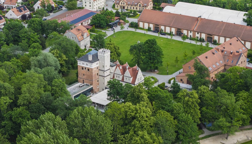 Zamek Topacz, widok z drona. Do dziś zachowały się zabytkowe zabudowania folwarczne