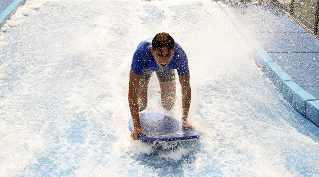 Symulator surfingu nową atrakcją wrocławskiego Aquaparku