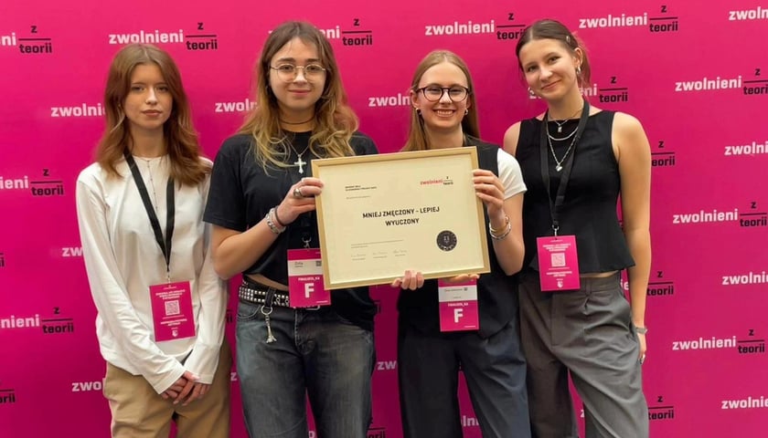 Weronika Kieszkowska, Zofia Śliwińska, Olivia Siemiochin, Blanka Pieczkowska z dyplomem  za drugie miejsce w Olimpiadzie Zwolnienie z Teorii