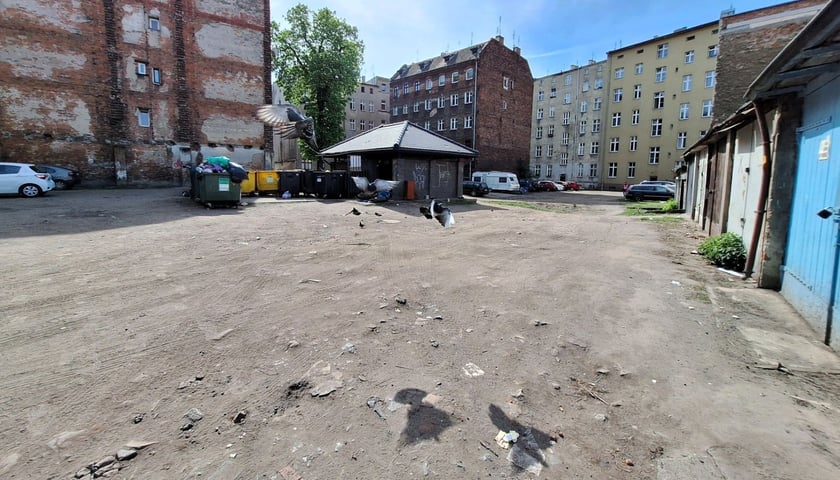 <p>Część podw&oacute;rka czekająca na remont</p>