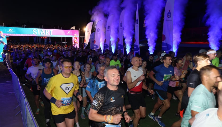 Uczestnicy 11. PKO Wrocław Nocnego Półmaratonu przed startem na Olimpijskim