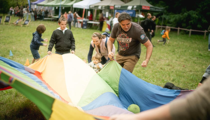 Zajęcia plastyczne podczas pikniku z okazji Święta Placu Grunwaldzkiego