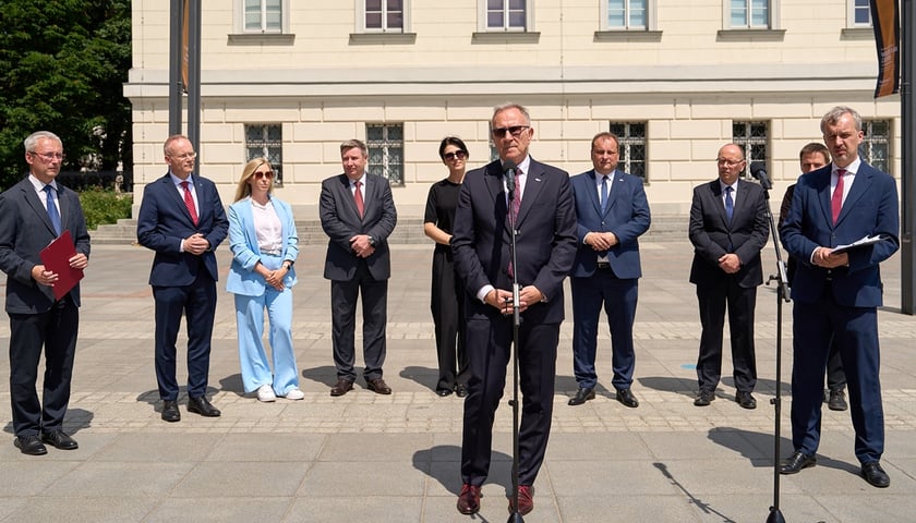Członkowie komitetu organizacyjnego obchody 45-lecia powstania Solidarności we Wrocławiu i na Dolnym Śląsku. Na zdjęciu grupa osób w eleganckich ubraniach, garniturach. Na pierwszym planie Kazimierz Kimso, przewodniczący zarządu Regionu "Solidarności" Dolny Śląsk