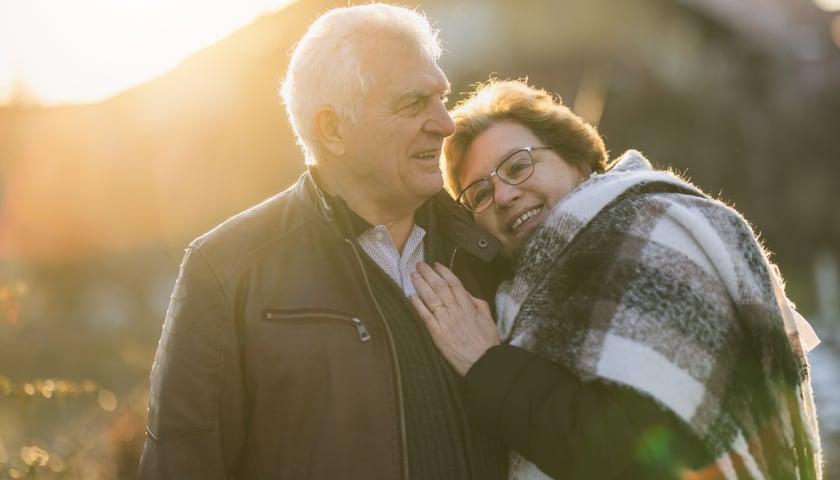 Para seniorów w objęciach