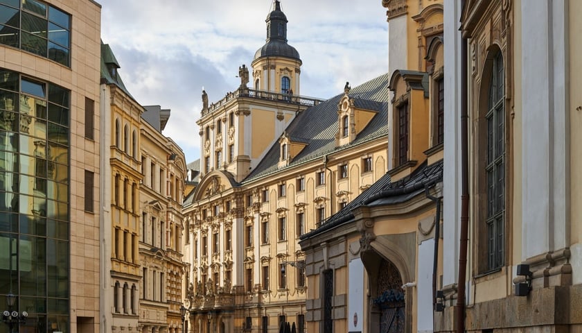 Widok na gmach główny Uniwersytetu Wrocławskiego przy placu Uniwersyteckim 1