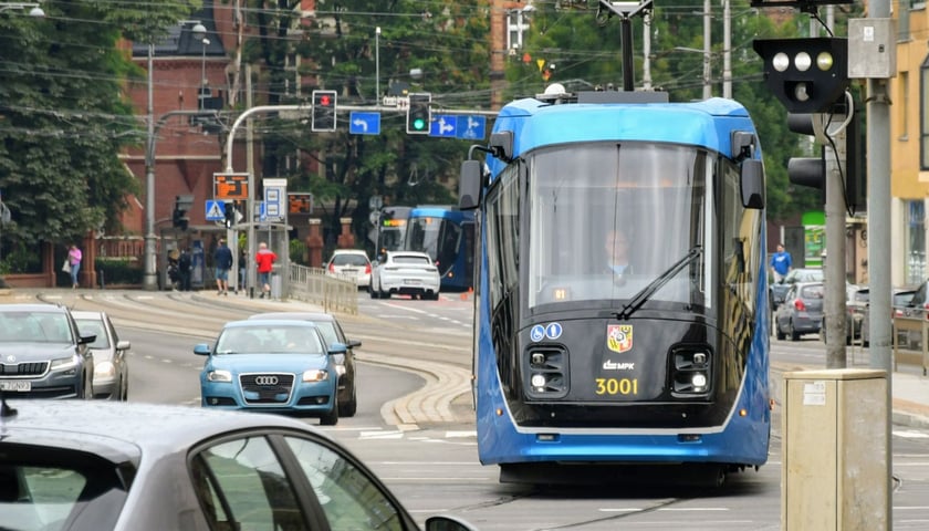 Zdjęcie ilustracyjne - tramwaj MPK Wrocław na trasie 