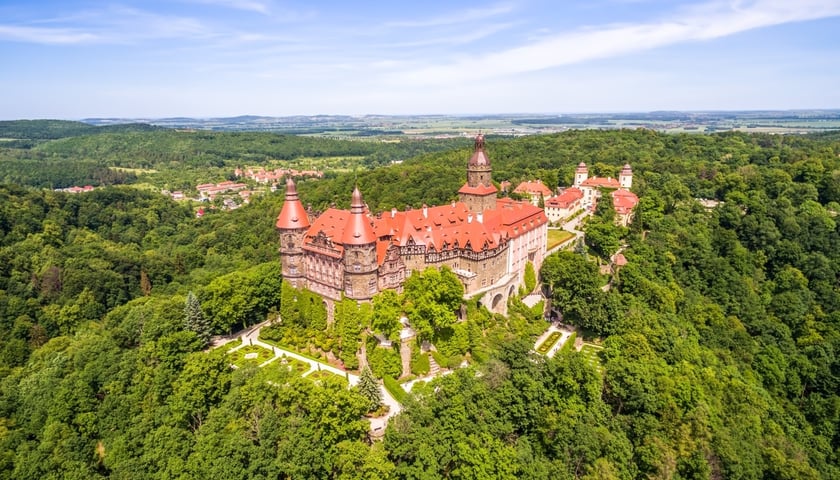 Zamek Książ górujący nad drzewami
