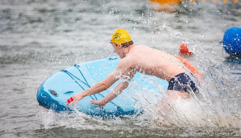 Zawody sportowe SwimPact na Gliniankach. Wrocław, 07.06.2025. Na zdjęciu mężczyzna z deską SUP