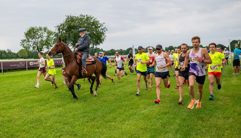 Piknik z Olimpijczykami i Bieg Śladem Konia. To impreza Wrocławskiego Klubu Biegacza Piast z prowadzeniem konnym Jerzego Sawki, dyrektora partynickiego toru.