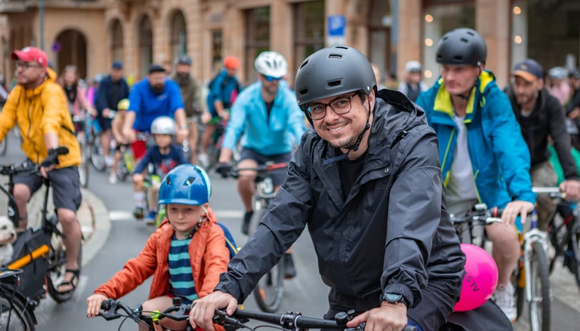 Rowerzyści jadący w peletonie przez Wrocław. Wrocławskie Święto Rowerzysty, 8 czerwca 2025.