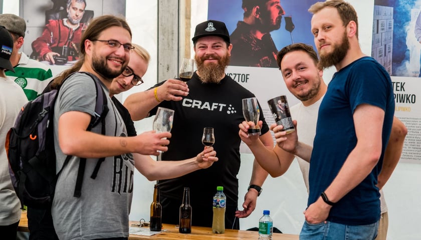 Uczestnicy Wrocławskiego Festiwalu Dobrego Piwa 2024