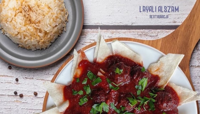 LAYALI ALSZAM to restauracja serwująca przede wszystkim dania kuchni syryjskiej.