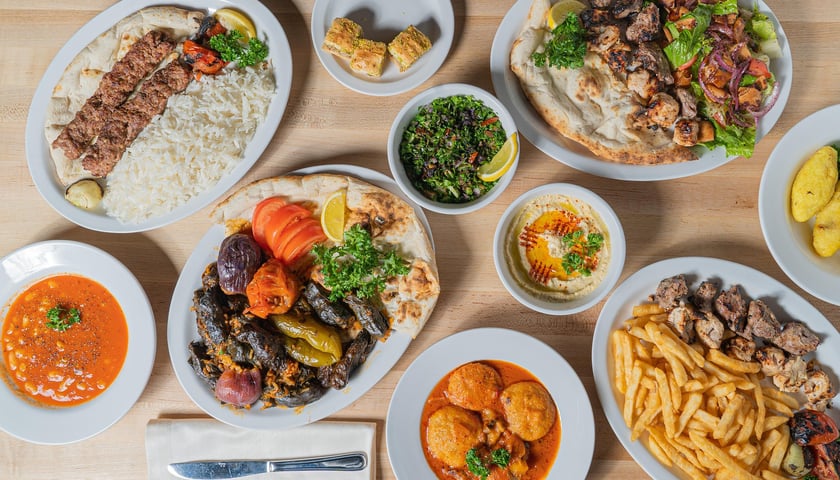 Na zdjęciu przykładowe potrawy kuchni bliskowschodniej. Sprawdź, gdzie zjesz hummus we Wrocławiu!