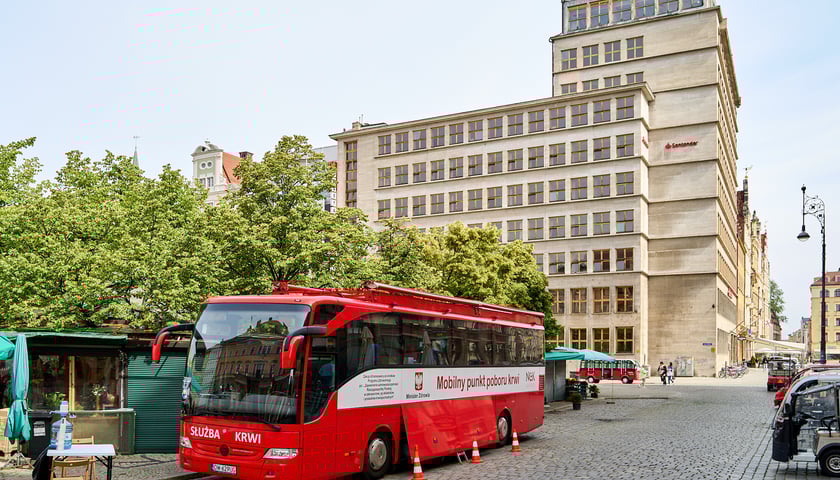 <p>Autobus krwiodawstwa na pl. Solnym we Wrocławiu. Mobilne akcje zbi&oacute;rki krwi nie są w naszym mieście rzadkością</p>