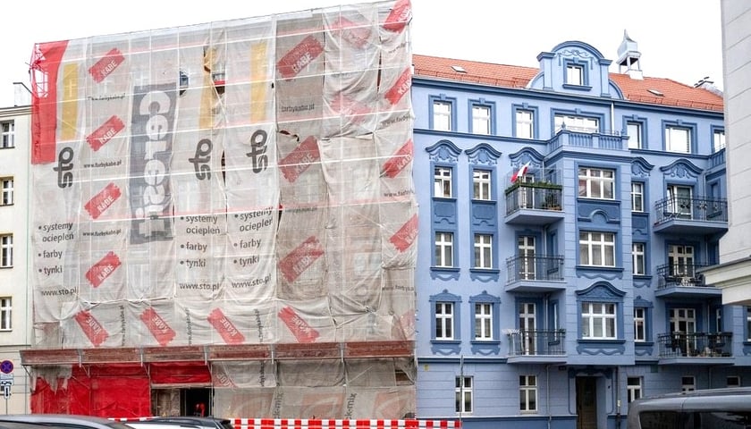 Kamienice Kurkowa 65 (w rusztowaniach) i Kurkowa 61-63 (fasada po remoncie w 2024 roku) 