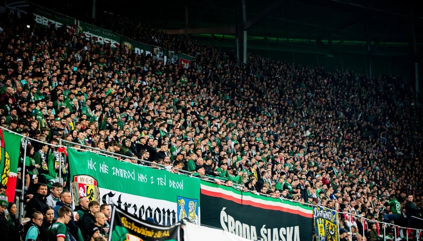 Kibice Śląska Wrocław na trybunie Tarczyński Areny podczas meczu, zdjęcie ilustracyjne