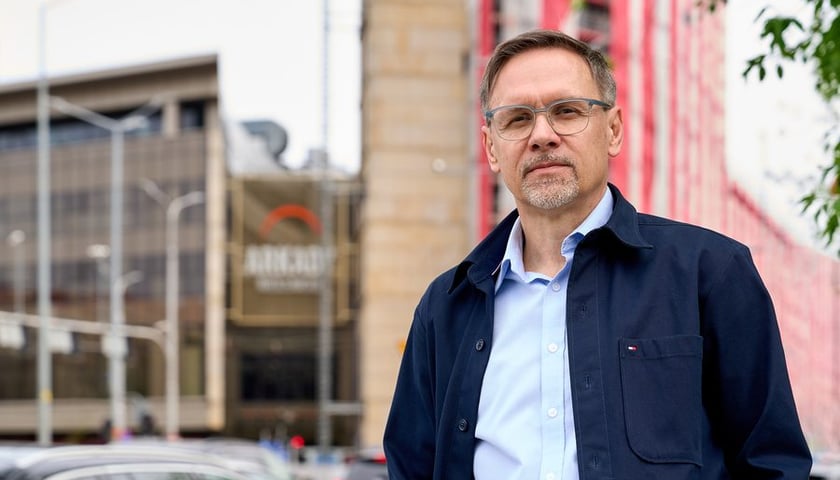 Paweł Szczepaniak, w tle są Arkady Wrocławskie