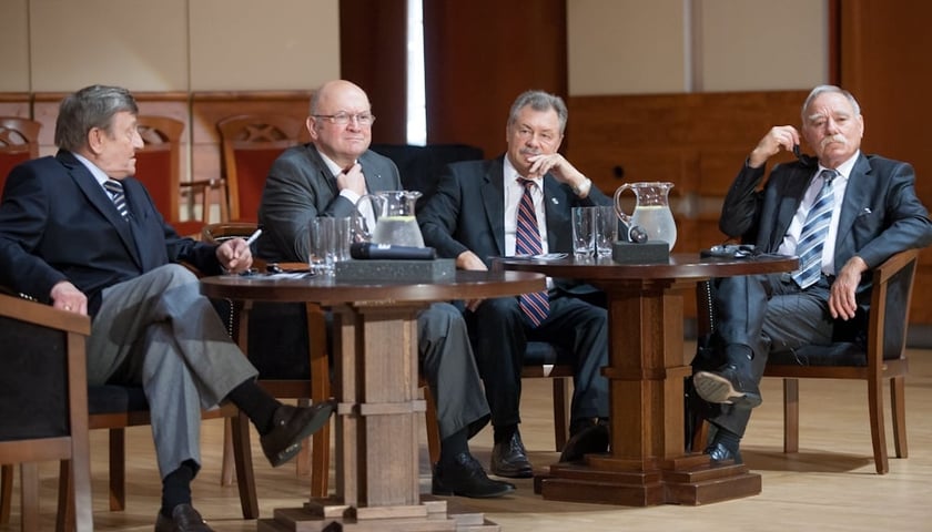 Gen. Mirosław Hermaszewski podczas jubileuszu we Wrocławiu oraz  jego przyjaciele-kosmonauci: Vladimir Remek z Czech, Węgier Bertalan Farkas i Bułgar Georgij Iwanow