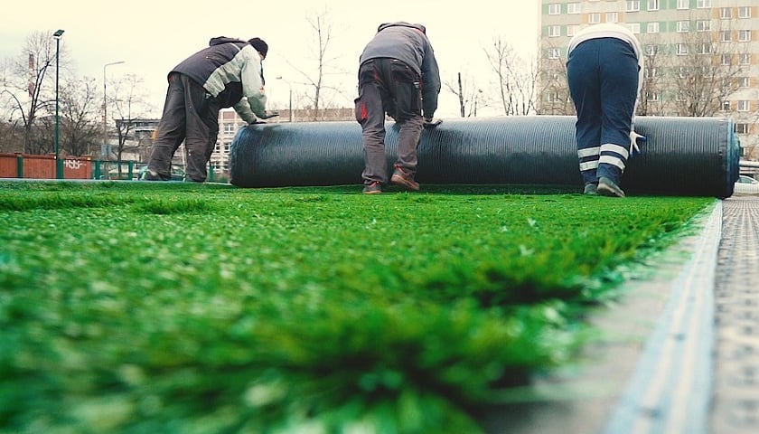 Sztuczna trawa na boisku przy ul. Lubińskiej – kolejny etap prac