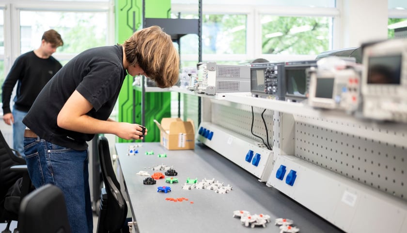 Uczniowie w nowym laboratorium