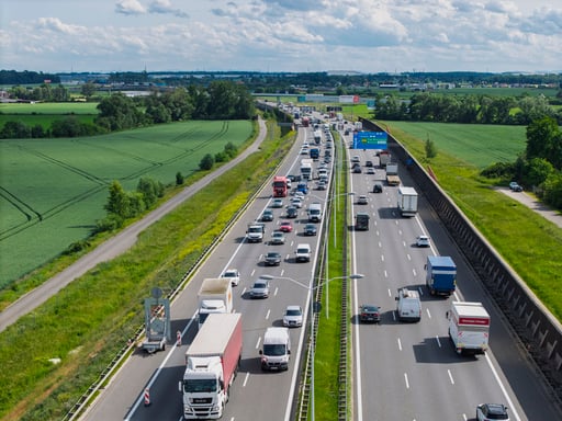 Widok z góry na samochody jadące Autostradową Obwodnicą Wrocławia