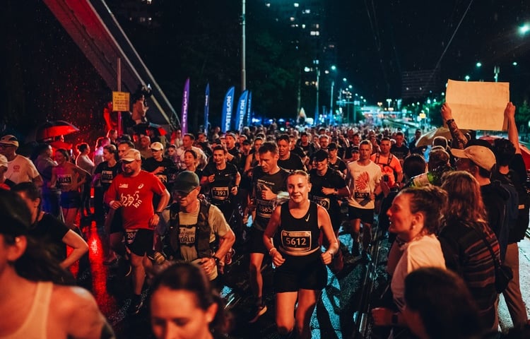Grupa biegaczy na ulicach Wrocławia podczas poprzedniej edycji nocnego półmaratonu