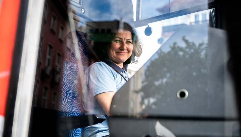 Tatiana Granowska z Kazachstanu, motornicza MPK Wrocław, za sterami tramwaju