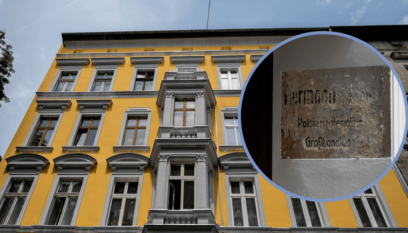 Na zdjęciu wyremontowana kamienica nr 19, w kółku odkryte podczas remontu napisy