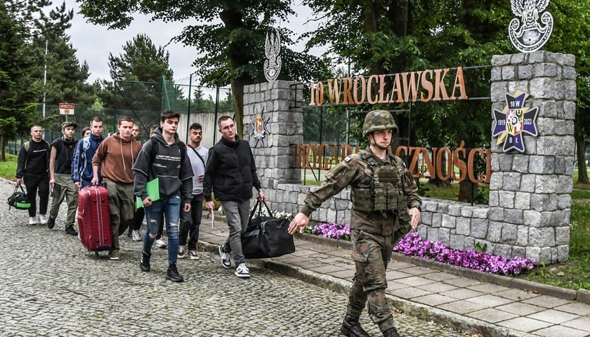 Przyjęcie uczestników szkolenia "Wakacje z wojskiem 2" w 10. Wrocławskiej Brygadzie Łączności we Wrocławiu