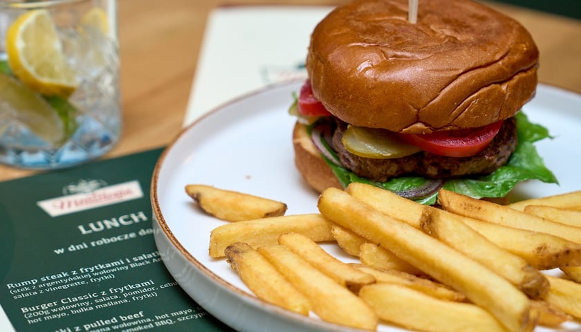 Na zdjęciu burger z frytkami z wrocławskiej restauracji Meatologia.