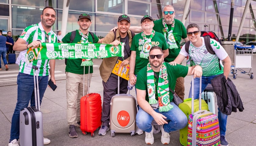 Siódemka kibiców Betisu z Sewilli z walizkami na wrocławskim lotnisku 