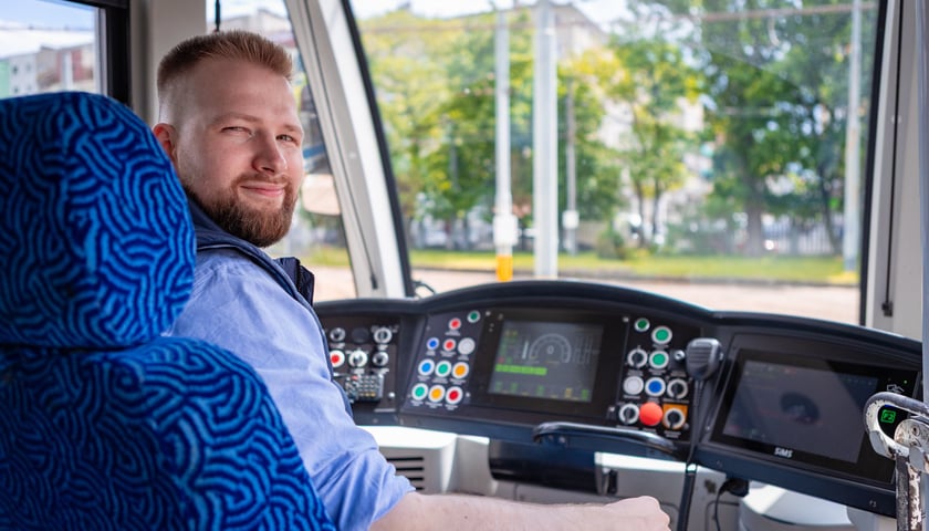 Motorniczy Artyom Tochilov. Przyjechał do Wrocławia z Białorusi. Znalazł pracę w MPK