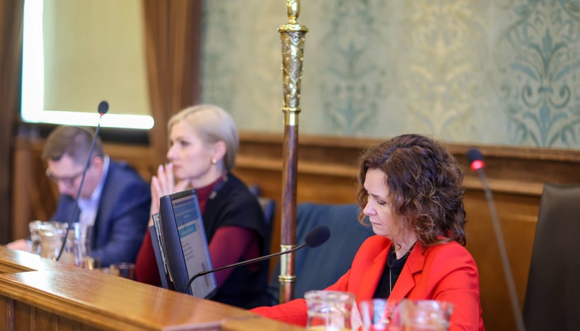 Na zdjęciu przewodnicząca Rady Miejskiej Agnieszka Rybczak podczas obrad, zdjęcie z posiedzenia Rady Miejskiej Wrocławia