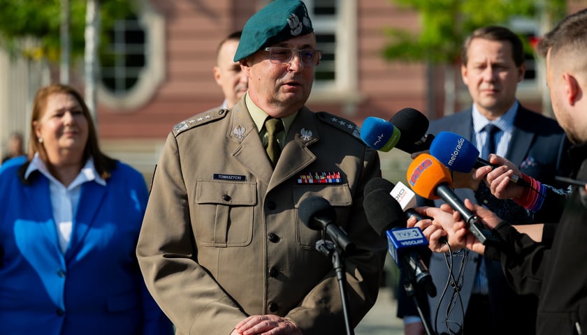 <p>Rektor Akademii Wojsk Śr&oacute;dlądowych&nbsp;<span style="color: #222222; font-family: sans-serif; font-size: 14.6667px;">gen. broni w st. spocz. dr Marek Tomaszycki</span></p>