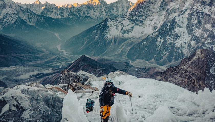 Wyprawa Mateusza Waligóry rowerem, pieszo i wspinając się na Mount Everest