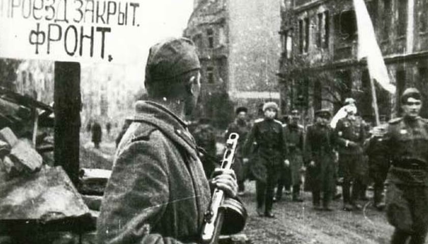 Festung Breslau 1925 r. Na pierwszym planie od tyłu żołnierz z karabinem