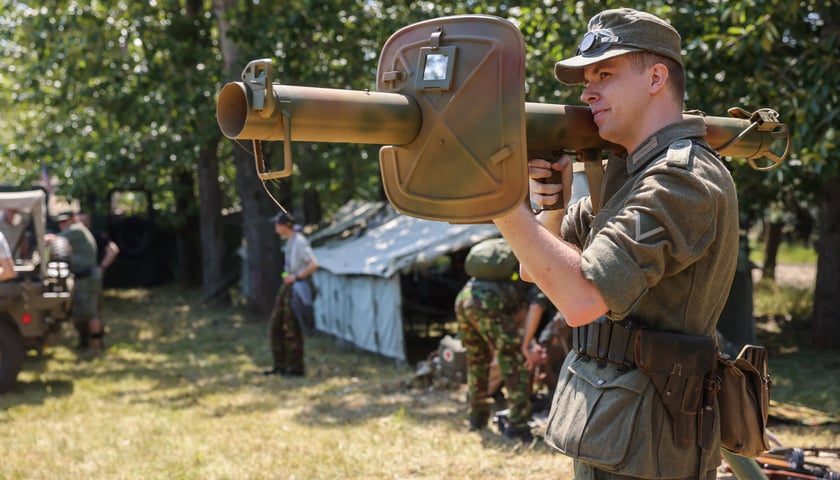 Rekon 2025. Militarny piknik we Wrocławiu. Na zdjęciu mężczyzna celuje z bazuki.