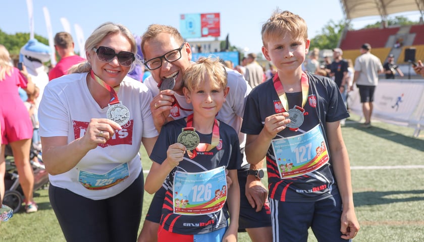 PKO Wieczorny Bieg Rodzinny 2025. Zdjęcia uczestników z medalami