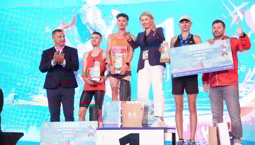 Nocny Wrocław Półmaraton 2025. Najlepsi zawodnicy na podium z wiceprezydent Wrocławia Renatą Granowską