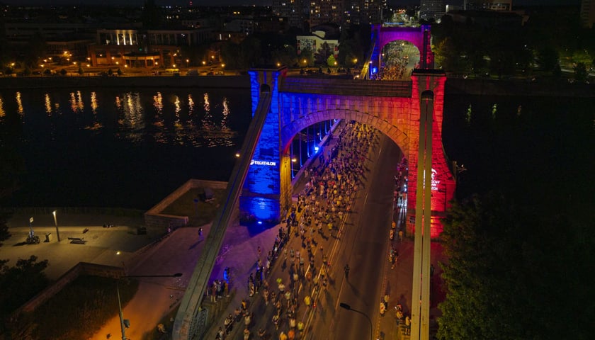 PKO Nocny Wrocław Półmaraton na moście Grunwaldzkim. Zdjęcie z drona
