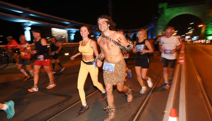11. PKO Nocny Wrocław Półmaraton - zdjęcia biegaczy, w tle most Grunwaldzki