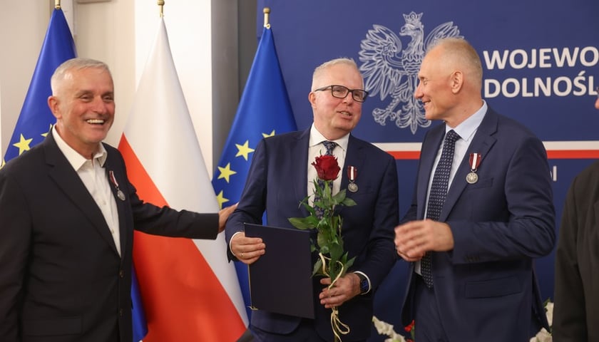 Trójka samorządowców z odznaczeniami: Roman Szełemej, Marek Łapiński i Rafał Jurkowlaniec