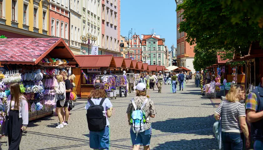 Odwiedzający na Jarmarku Świętojańskim 2025 - budki przy ul. Świdnickiej