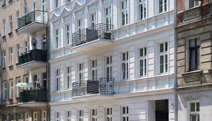 Zbliżenie na wyremontowaną fasadę kamienicy Chudoby 9 