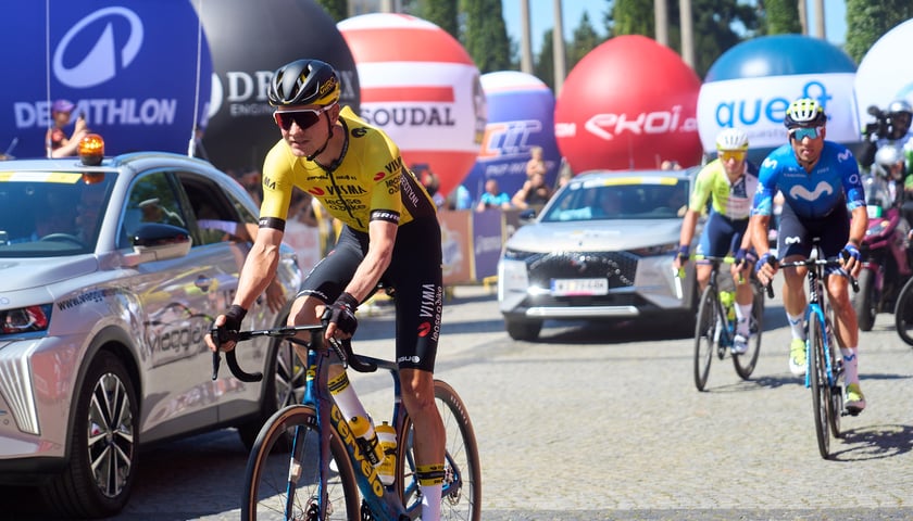 Zawodnik Tour de Pologne 2024 podczas startu we Wrocławiu