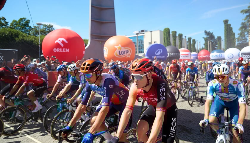 Zawodnicy 81. Tour de Pologne podczas startu we Wrocławiu