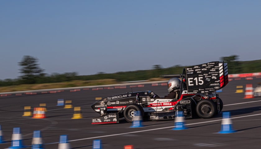 Bolid RT15e wrocławskiego PWR Racing Team podczas zawodów na Węgrzech